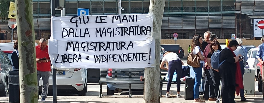 sit in in piazza Verga e cartello sull'indipendenza della magistratura
