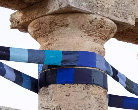 particolare del tessuto annodato tra le colonne del tempio