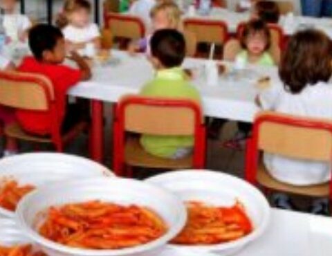 bambini di scuola dell'infanzia a mensa