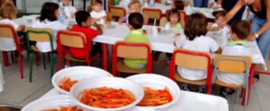 bambini di scuola dell'infanzia a mensa