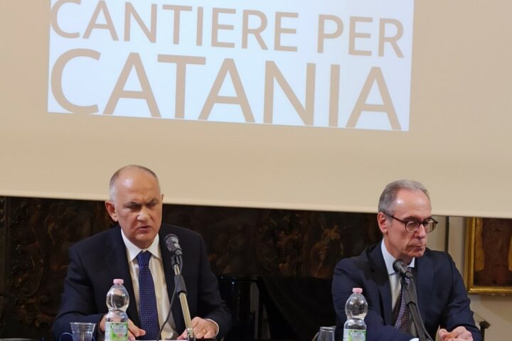 presentazione atto di indirizzo del Pug, tavolo relatori, Sammartino e La Greca