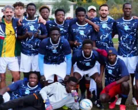 foto di gruppo dei giocatori della squadra di calcio popolare San Berillo