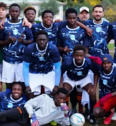 foto di gruppo dei giocatori della squadra di calcio popolare San Berillo