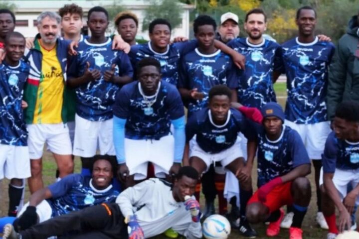 foto di gruppo dei giocatori della squadra di calcio popolare San Berillo