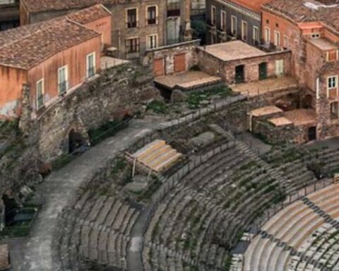 Casa Liberti che si affaccia sul teatro greco-romano