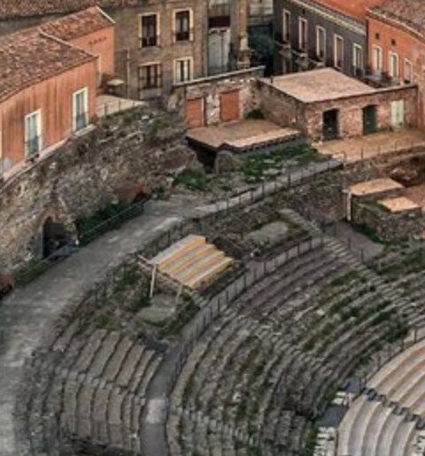 Casa Liberti che si affaccia sul teatro greco-romano