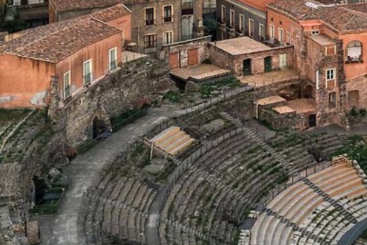 Casa Liberti che si affaccia sul teatro greco-romano