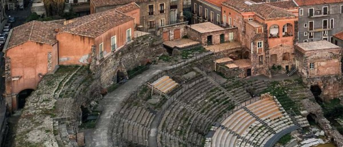 Casa Liberti che si affaccia sul teatro greco-romano