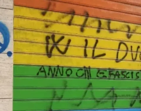 saracinesca imbrattata con scritte omofobe e fasciste