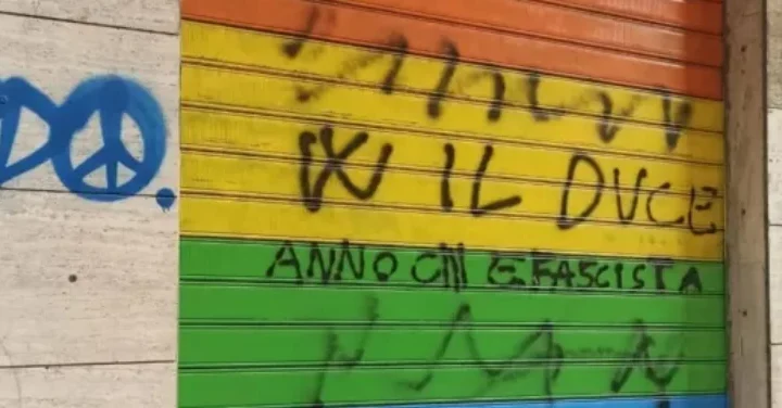 saracinesca imbrattata con scritte omofobe e fasciste