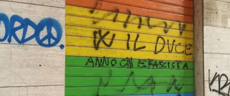 saracinesca imbrattata con scritte omofobe e fasciste