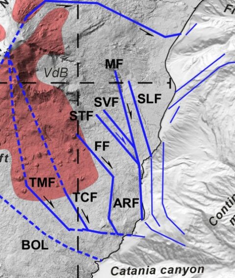 cartina con linee di scivolamento del versante orientale dell'Etna verso il mare